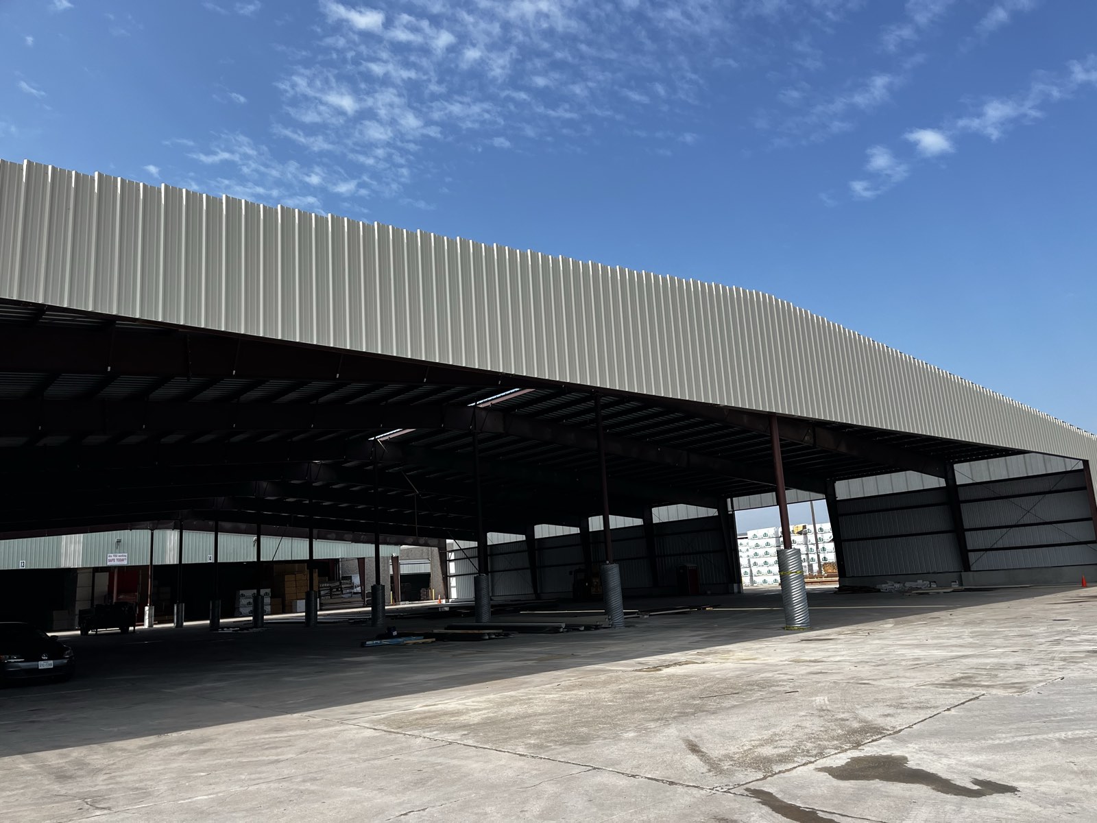 Open-span industrial steel building in North Texas